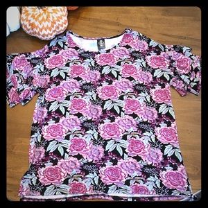 NWT’s Gorgeous Agnes and Dora Frill sleeve top